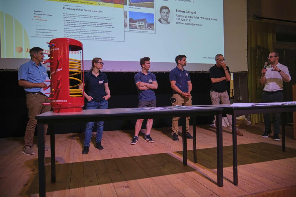 Podiumsdiskussion nach den Vorträgen am Nachmittag: Moderator Jürg Kärle, Tabea Bossard-Jenni, Josef Timoteo Jenni, Simon Cassani (Jenni Energietechnik AG), Hans-Rudolf Röthlisberger (Localnet AG), Justin Grämiger (BKW AG).